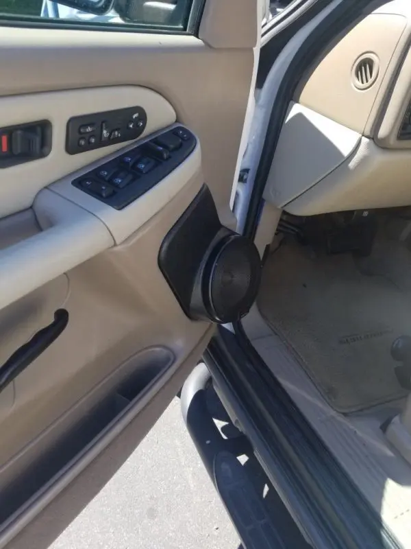 Custom Speaker Pods Single 6.5" Speaker Pods for 2000-2006 Chevrolet Tahoe, Suburban, Avalanche, Silverado. GMC Yukon, Sierra. Cadillac Escalade left ortho Speaker Upgrade for the Front Door of your 2000-2006 Chevrolet Tahoe, Suburban, Avalanche, Silverado. GMC Yukon, Sierra. Cadillac Escalade. Easy installation of a Single 6.5" Midrange for the most powerful car stereo possible.